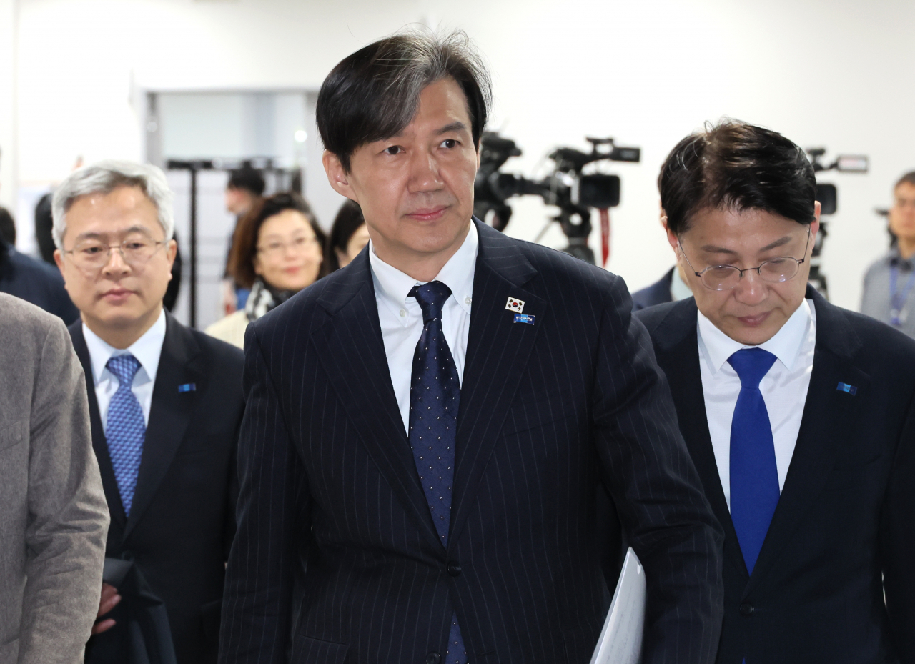 조국 조국혁신당 대표가 25일 국회 소통관에서 ‘검찰의 민간인 불법 사찰 고발’ 기자회견을 하기 위해 입장하고 있다. [연합]