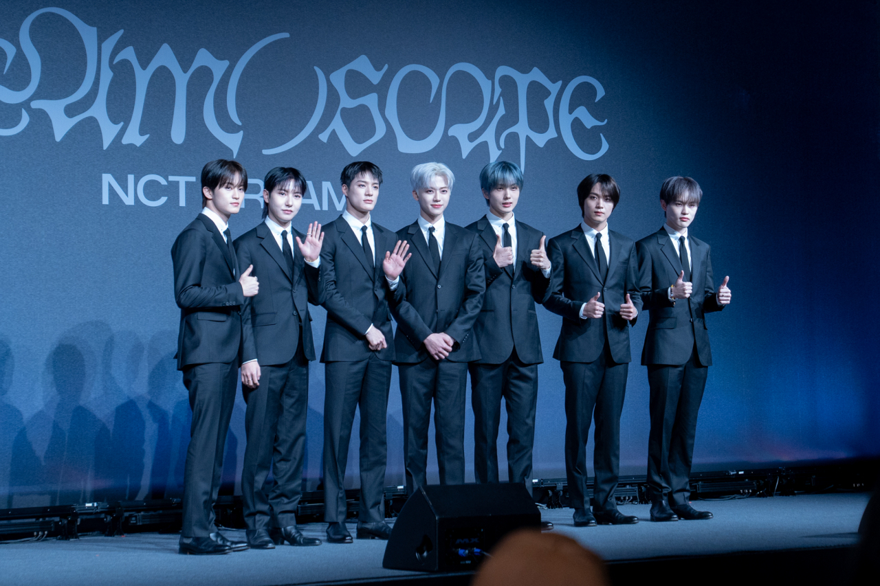 From left: NCT Dream members Mark, Renjun, Jeno, Jaemin, Jisung, Haechan and Chenle pose for a photo during a press conference held at Grand Walkerhill Seoul, Gwangjin-gu, Seoul, Monday. (Hwang Yun-ha/The Korea Herald)