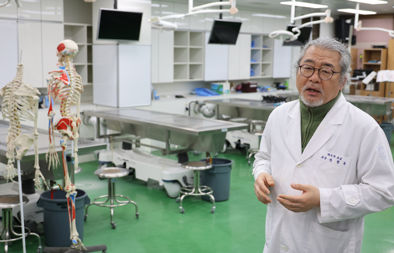 25일 오후 청주시 서원구 충북대 의대 본관 4층 해부학 실습실에서 손현준 교수가 기자들을 상대로 현장 교육 여건에 대해 설명하고 있다. [연합]
