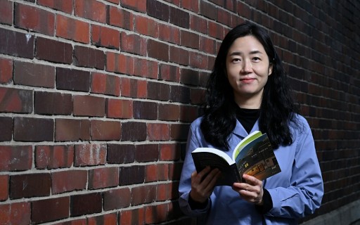 Hwang Bo-reum welcomes readers to 'Hyunam-dong Bookshop' with healing dose of books