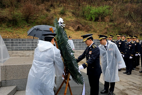제16대 해경교육원장에 취임한 임명길 경무관이 25일 충혼탑에 헌화하고 있다.
