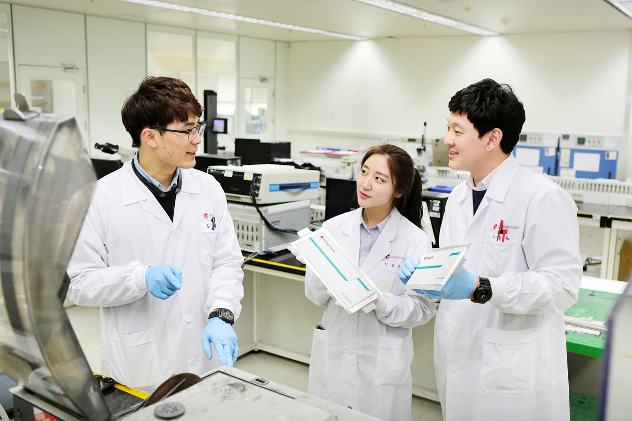 LG에너지솔루션 대전 연구원에서 연구원들이 논의하고 있다. [LG에너지솔루션 제공]