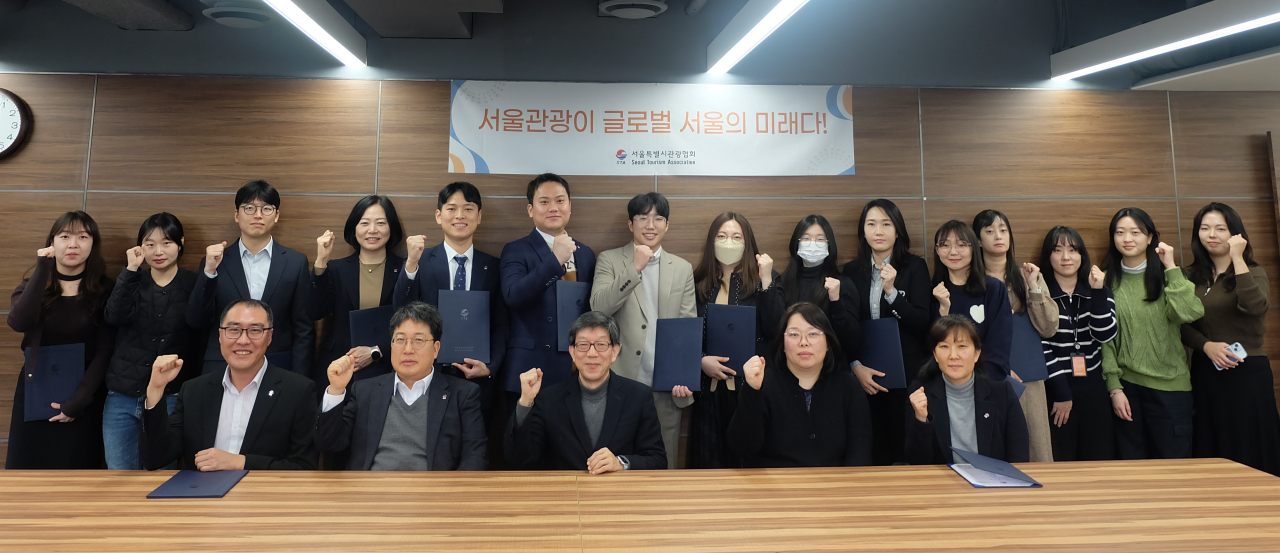 “서울 관광인들 활짝 웃을 때 까지~!” 서울시관광협회 스태프들의 미소.