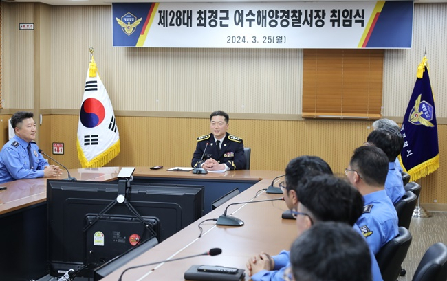 최경근 여수해경 서장이 25일 간부들과 대화를 나누고 있다. [해경 제공]