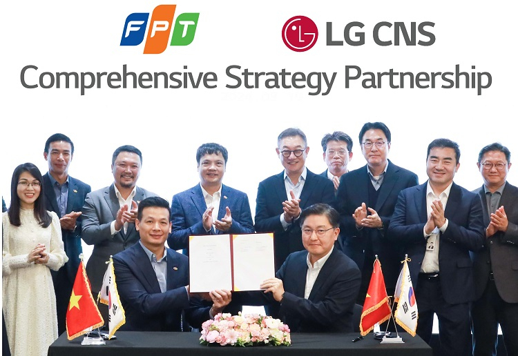 현신균 LG CNS 현신균 대표(오른쪽 다섯 번째)와 응우옌 반 코아 FPT그룹 CEO(왼쪽 네 번째) 등 관계자가 참석한 가운데 박상균 통신/유통/서비스사업부장 전무와 부 아잉 뚜 FPT그룹 CTO가 업무협약(MOU)을 체결하고 있다. [LG CNS 제공]