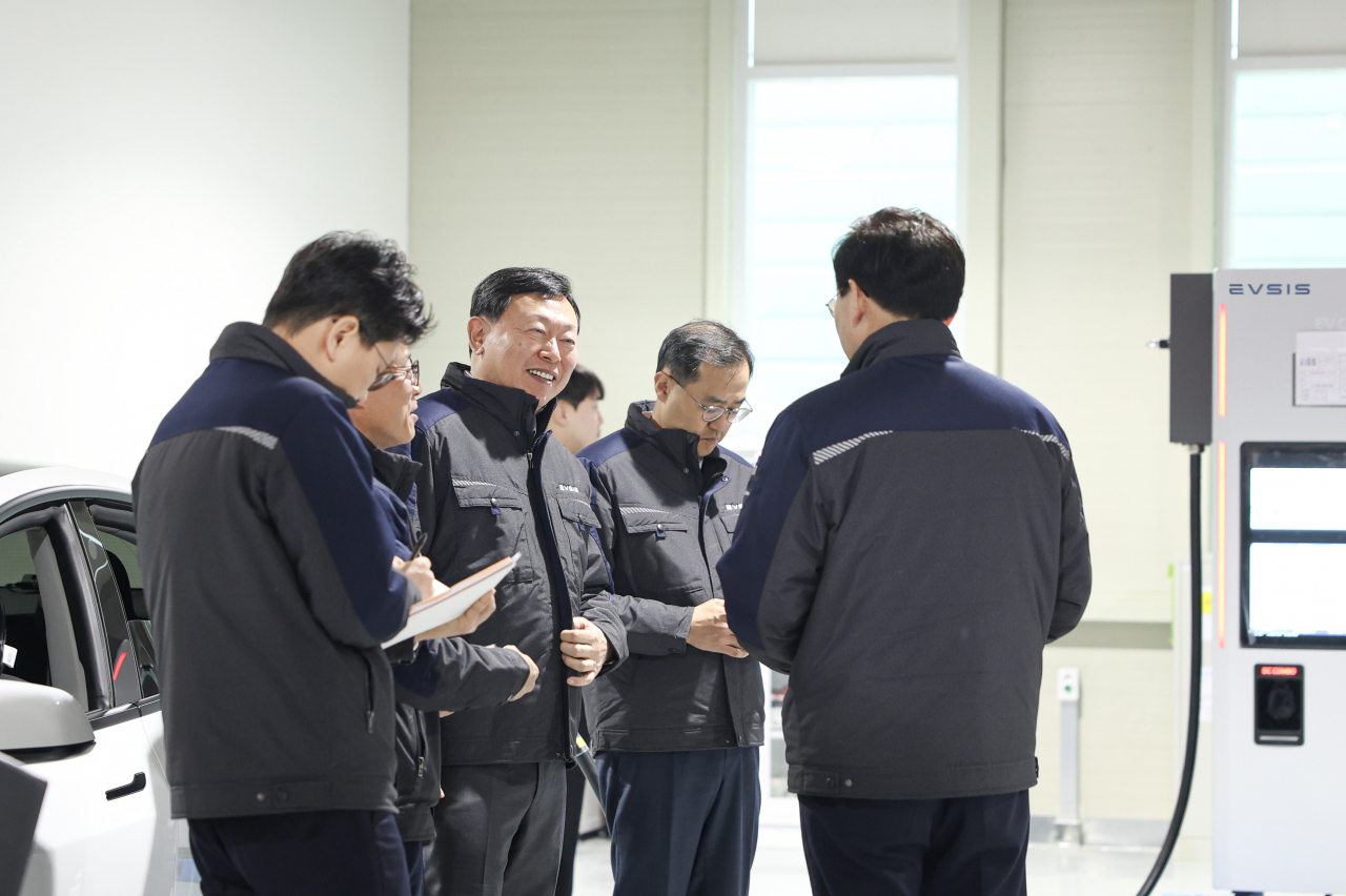 신동빈(왼쪽 세번째) 롯데 회장이 25일 충북 청주에 있는 이브이시스(EVSIS) 스마트팩토리 청주 신공장에서 사업 현황을 점검하고 있다. 이브이시스는 청주 신공장을 통해 생산능력을 연간 약 2만기까지 확대하고 글로벌 진출을 도모할 계획이다. [롯데 제공]