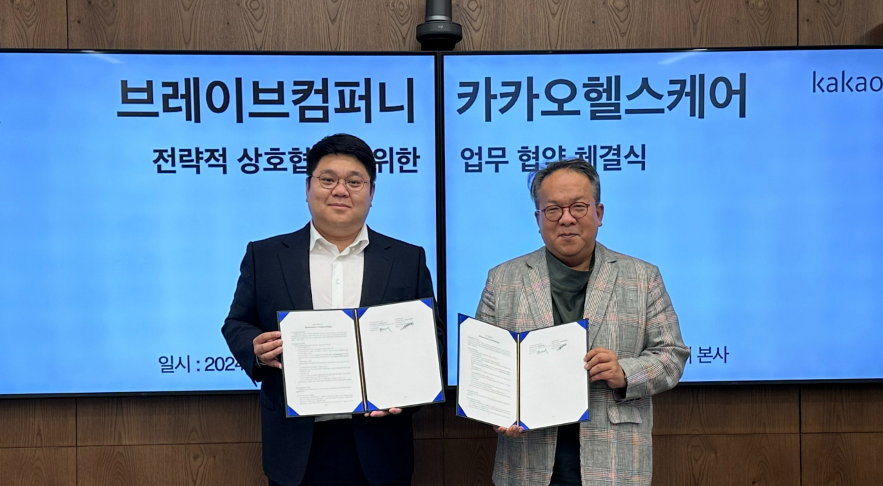 카카오헬스케어는 지난 25일 브레이브컴퍼니와 혈당 관리에 필요한 운동 콘텐츠 개발 및 확산을 위한 업무협약을 체결했다고 26일 밝혔다. 사진은 황희 카카오헬스케어 대표(오른쪽), 브레이브컴퍼니 김진흥 대표. [카카오 제공]