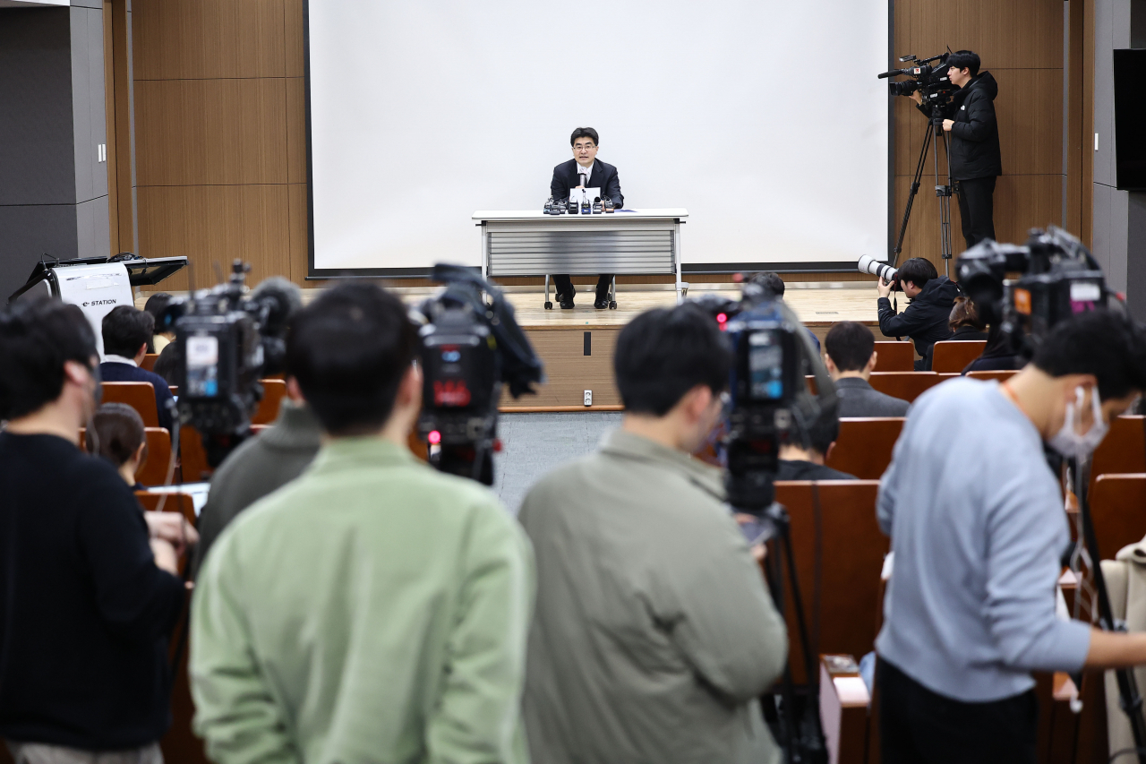 방재승 서울의대 교수협의회 비상대책위원장이 지난 25일 오후 서울 종로구 서울대학교병원에서 브리핑을 열고 있다. [연합]