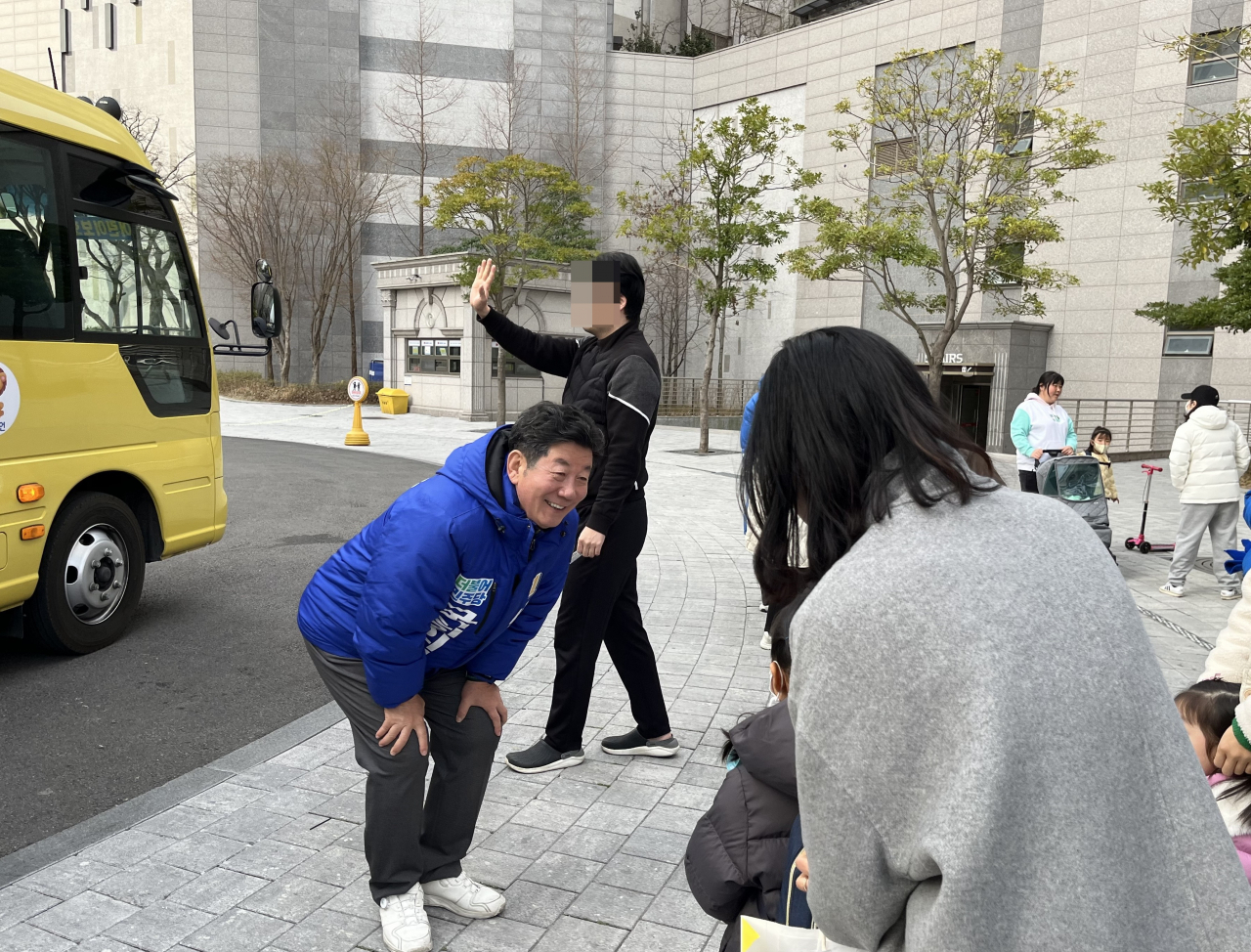 박재호 부산 남구 더불어민주당 후보가 지난 22일 오전 대연동 소재 한 아파트에서 등원하는 유치원생들을 만나 인사하고 있다. 양근혁 기자