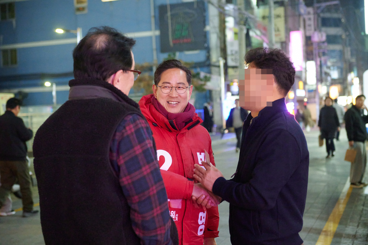 박수영 부산 남구 국민의힘 후보가 지난 22일 오후 부산 경성대 대학로 거리에서 시민들과 만나 인사하고 있다. 박상현 기자