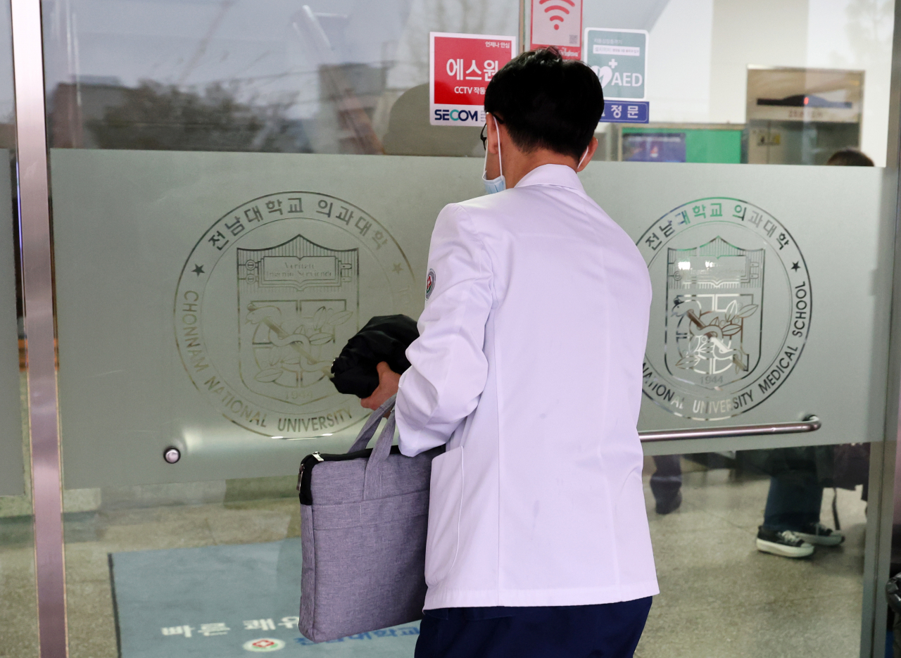 의정 갈등이 이어지고 있는 25일 오후 광주 동구 전남대 의과대학 교수들이 전체 교수회의에 참석하기 위해 회의실로 향하고 있다. [연합]