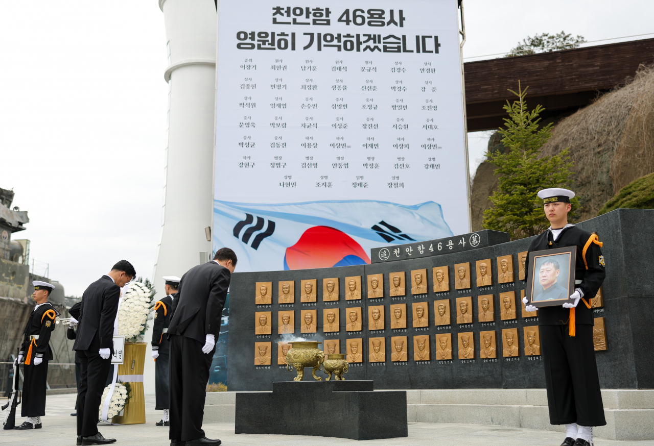 자료사진. 지난 22일 서해수호의 날 행사 당시 윤석열 대통령이 경기도 평택 소재 해군 제2함대사령부 내 천안함 46용사 추모비에서 묵념하고 있다. [연합]