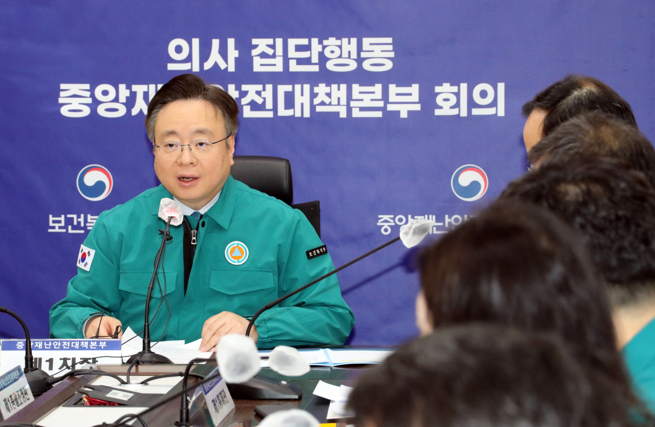 조규홍 보건복지부 장관이 25일 오전 정부세종청사에서 열린 의사 집단행동 중앙재난안전대책본부 회의를 주재하고 있다. 조 장관은 의료계와의 대화에 환영을 표하면서도 의대 정원 확대를 기반으로 의료개혁을 완수하겠다고 강조했다.[연합]