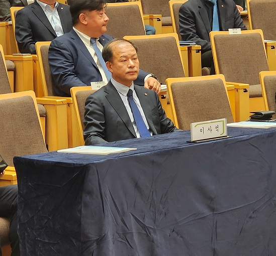 이훈기(앞줄) 롯데케미칼 총괄대표 사장이 26일 서울시 송파구 롯데월드타워에서 진행된 롯데케미칼 제48기 정기 주주총회에 참석했다. [한영대 기자]