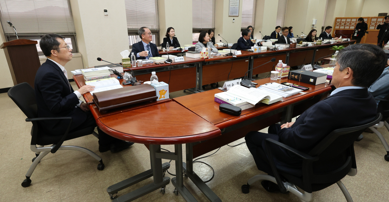 이상원 대법원 양형위원장(왼쪽)이 25일 오후 서울 서초구 대법원에서 열린 제130차 양형위원회에서 발언하고 있다. [연합]
