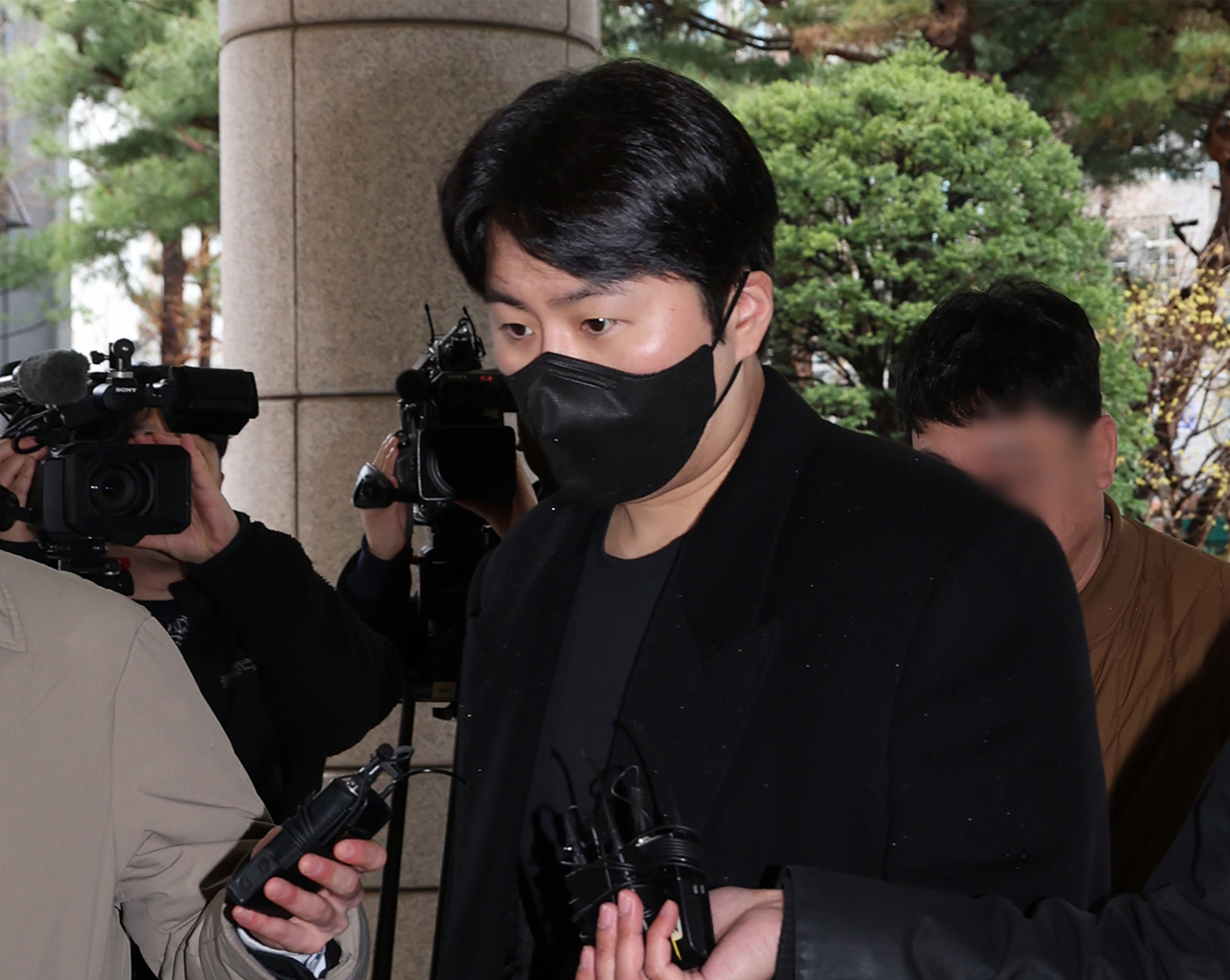 음주운전과 '운전자 바꿔치기' 등 혐의로 1심에서 징역형 집행유예를 선고받은 가수 이루(본명 조성현)가 26일 오전 서울 마포구 서부지방법원에서 열린 항소심 선고기일에 출석하기 위해 법정으로 향하고 있다. [연합]