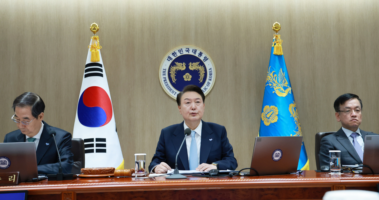 윤석열 대통령이 26일 서울 용산 대통령실 청사에서 열린 국무회의에서 발언하고 있다. [연합]