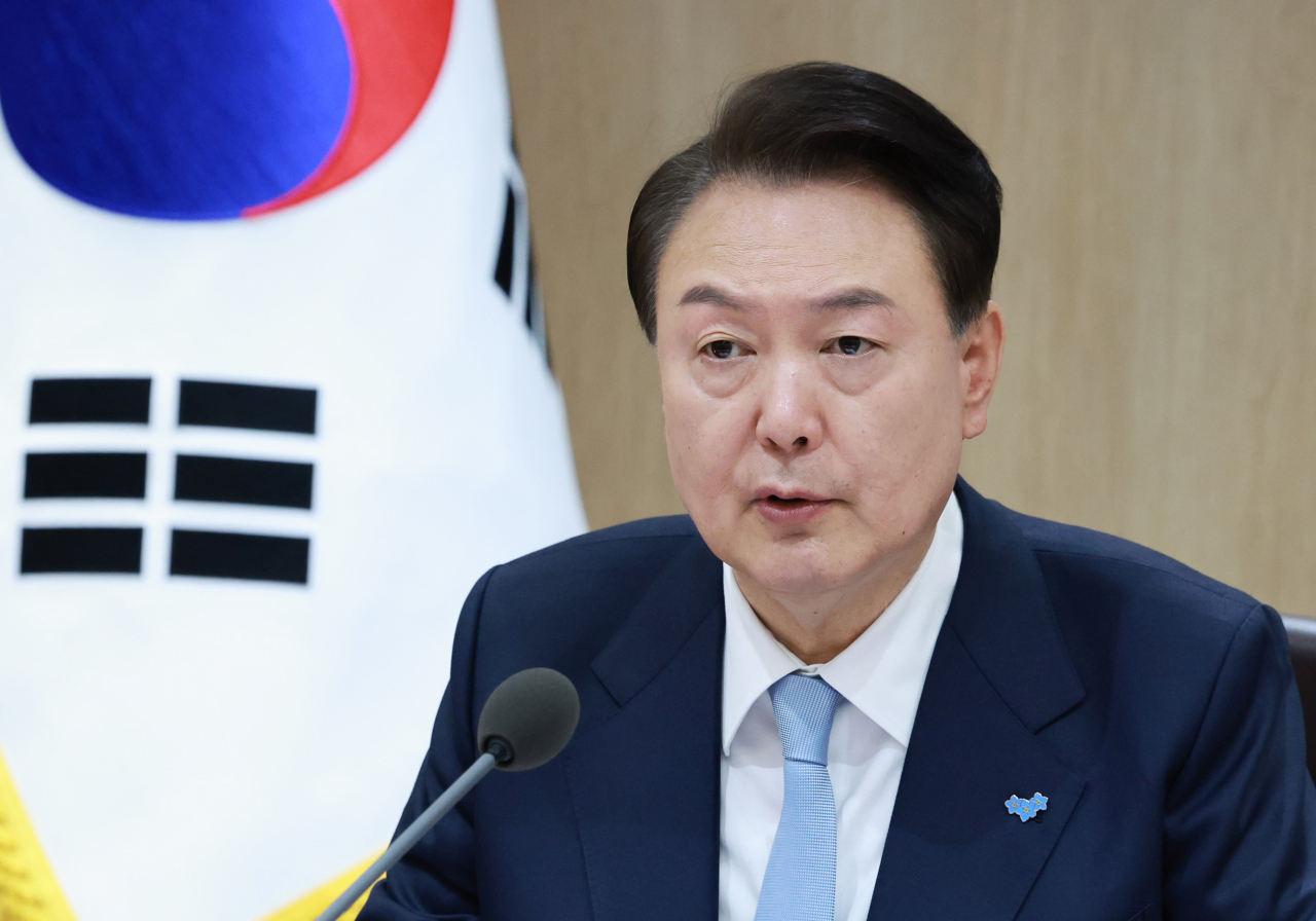 윤석열 대통령이 지난 26일 서울 용산 대통령실 청사에서 열린 국무회의에서 물망초 배지를 달고 참석해 발언하고 있다. [연합]