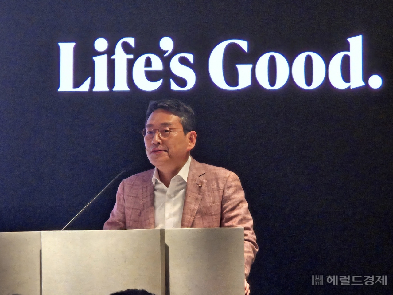 조주완 LG전자 최고경영자(CEO)가 26일 서울 여의도 LG트윈타워에서 열린 제22기 정기 주주총회에서 인사말을 하고 있다. 김현일 기자