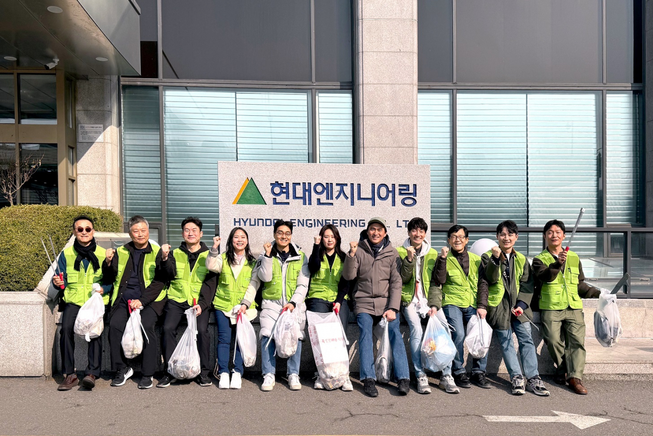 지난 13일, 환경 정화 봉사활동에 참여한 현대엔지니어링 임직원들과 배우 김석훈이 기념 사진을 촬영하고 있다. [현대엔지니어링]
