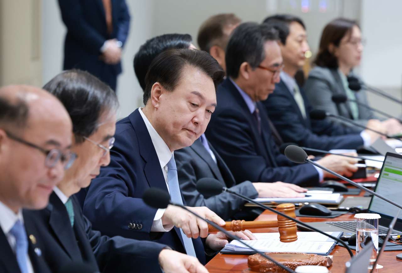 윤석열 대통령이 26일 서울 용산 대통령실 청사에서 열린 국무회의를 시작하며 의사봉을 두드리고 있다. [연합]