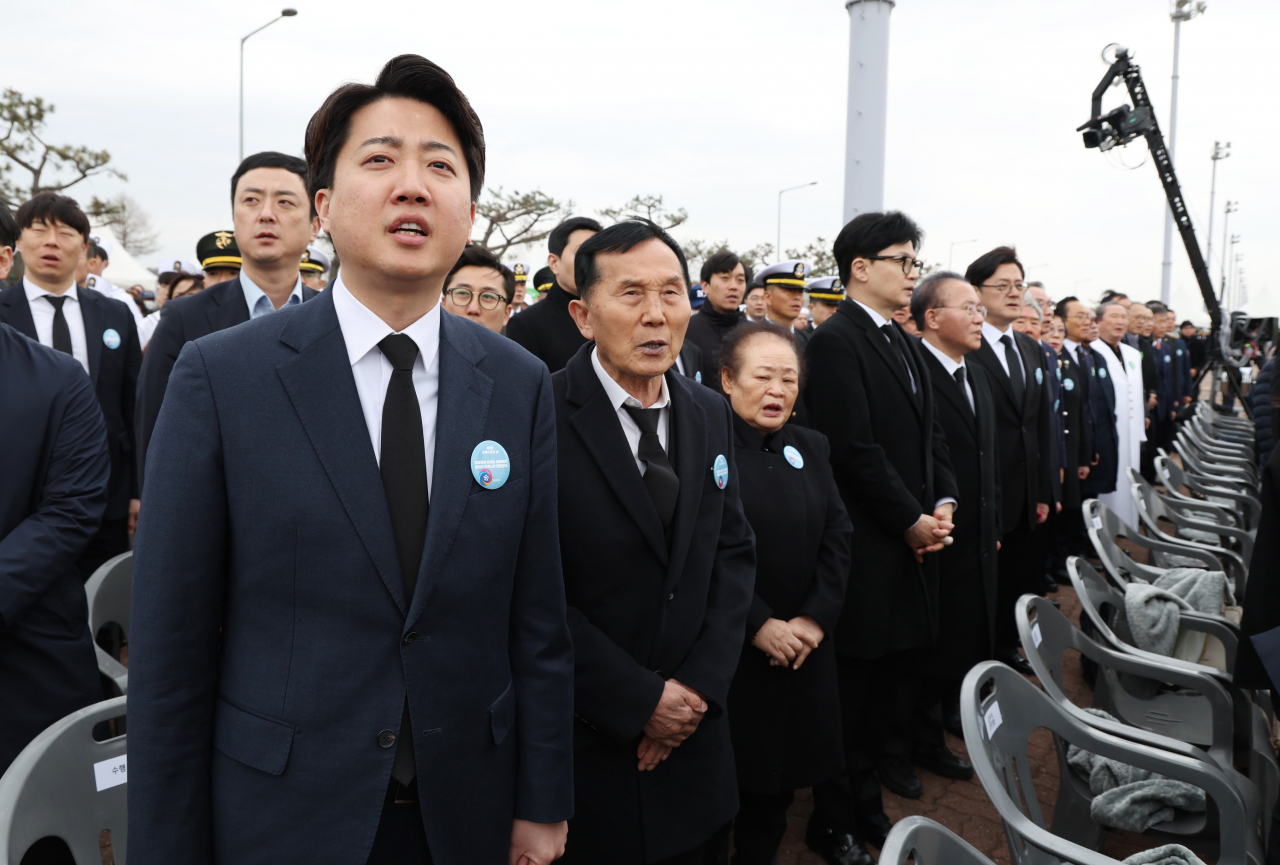 이준석 개혁신당 대표가 22일 경기도 평택 소재 해군 제2함대사령부에서 거행된 제9회 서해수호의날 기념식에서 참석자들과 함께 애국가를 부르고 있다. [연합]