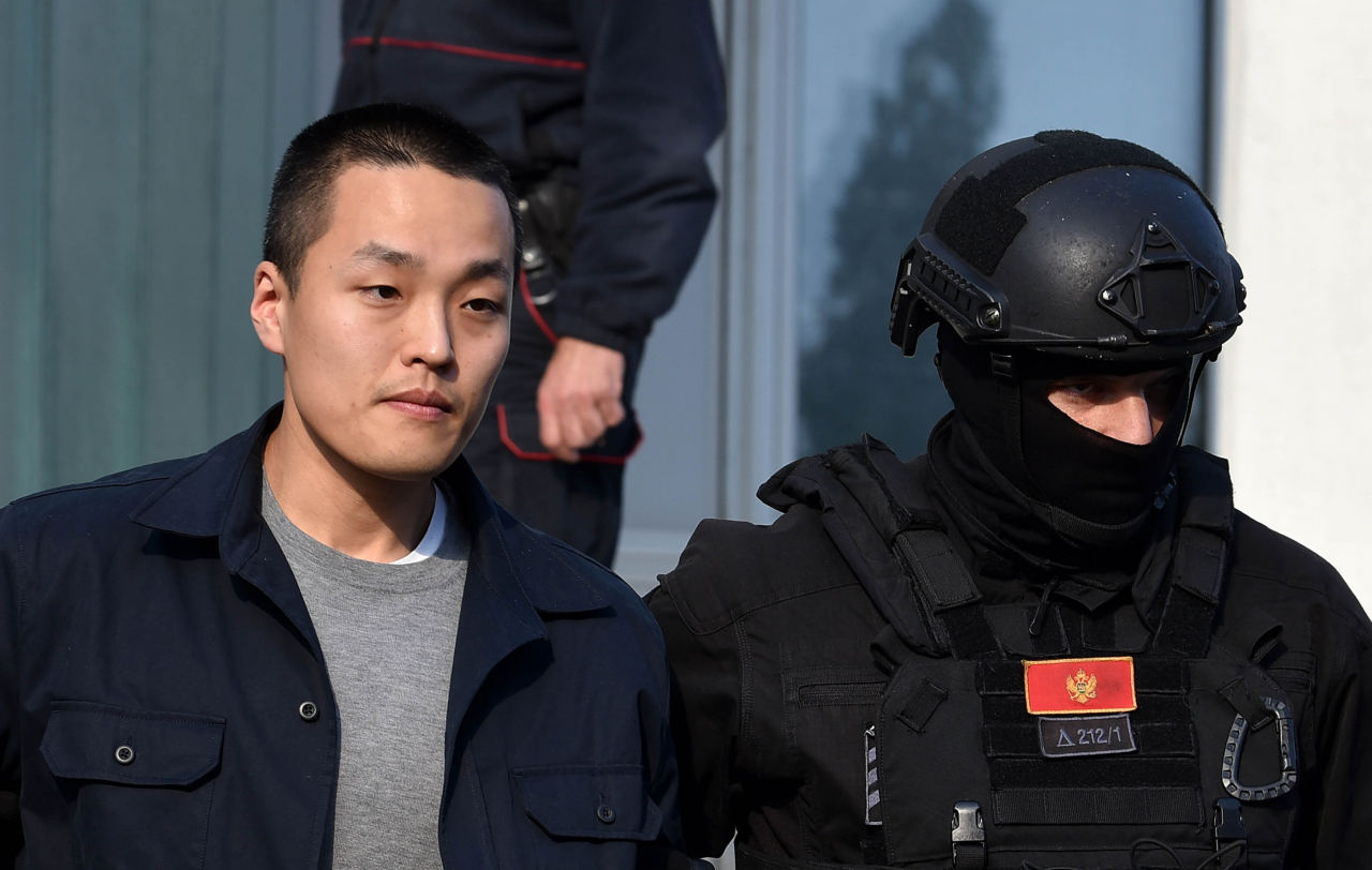 가상화폐 ‘테라·루나’ 사태의 핵심 인물인 권도형 테라폼랩스 대표가 23일(현지시간) 몬테네그로 수도 포드고리차에 있는 경찰청에서 조사를 받은 뒤 외국인 수용소로 이송되고 있다. 권씨는 이곳에서 한국 송환과 관련한 대법원의 최종 결정을 기다리게 됐다. [EPA]