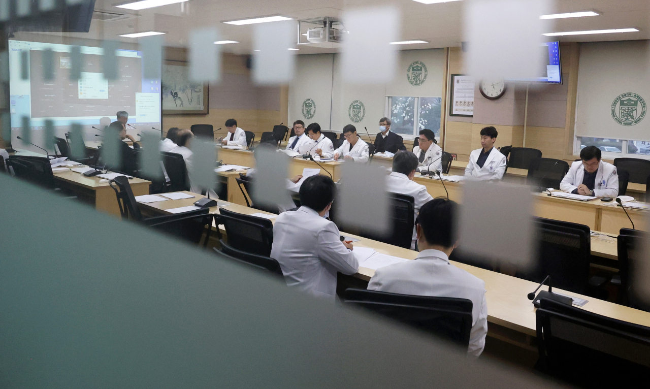 의정 갈등이 이어지고 있는 3월 25일 오후 광주 동구 전남대 의과대학 교수회의실에서 전체 교수회의가 열리고 있다.[연합]