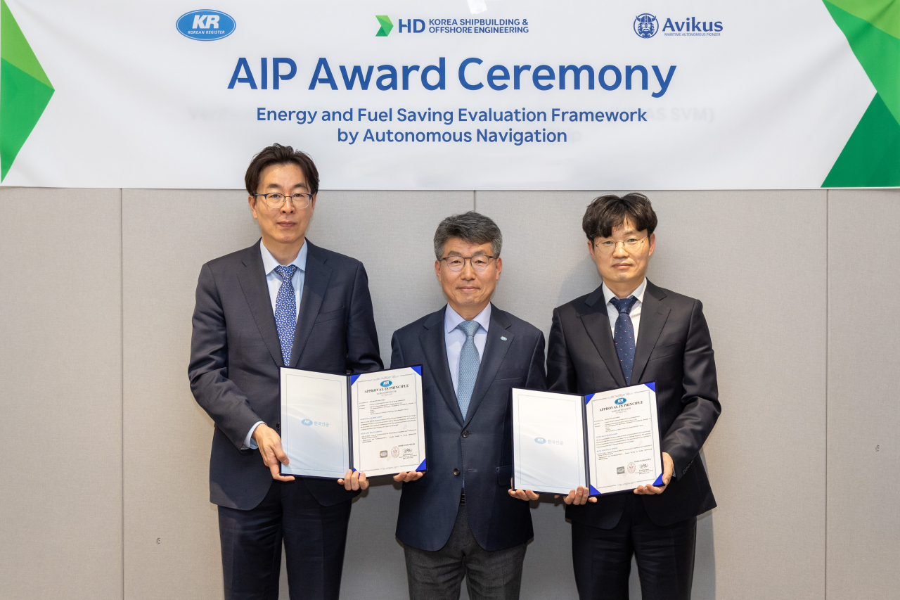 김영옥(왼쪽부터) HD한국조선해양 AI(인공지능)전략담당 상무와 김연태 한국선급 본부장, 임도형 아비커스 대표가 25일 열린 기본인증(AiP) 수여식에서 기념촬영을 하고 있다. [HD한국조선해양 제공]