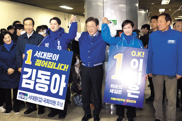 이재명 더불어민주당 대표 겸 공동선대위원장이 26일 같은날 오전 서울 서대문구 아현역에서 김동아 서대문구갑 후보, 이지은 마포구갑 후보와 출근길 인사를 하고 있다. 임세준 기자