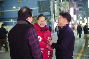 박수영 부산 남구 국민의힘 후보가 지난 22일 부산 경성대 대학로 거리에서 시민들과 만나 인사하고 있다. 박상현 기자