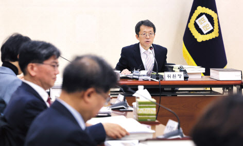 이상원 대법원 양형위원장이 25일 오후 서울 서초구 대법원에서 열린 제130차 양형위원회에서 발언하고 있다. [연합]