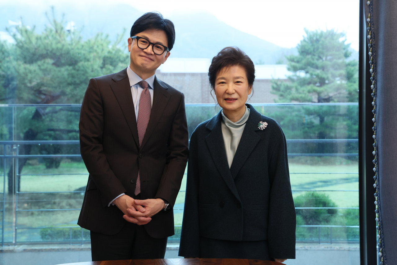 한동훈 국민의힘 비상대책위원장과 박근혜 전 대통령. [국민의힘 제공]