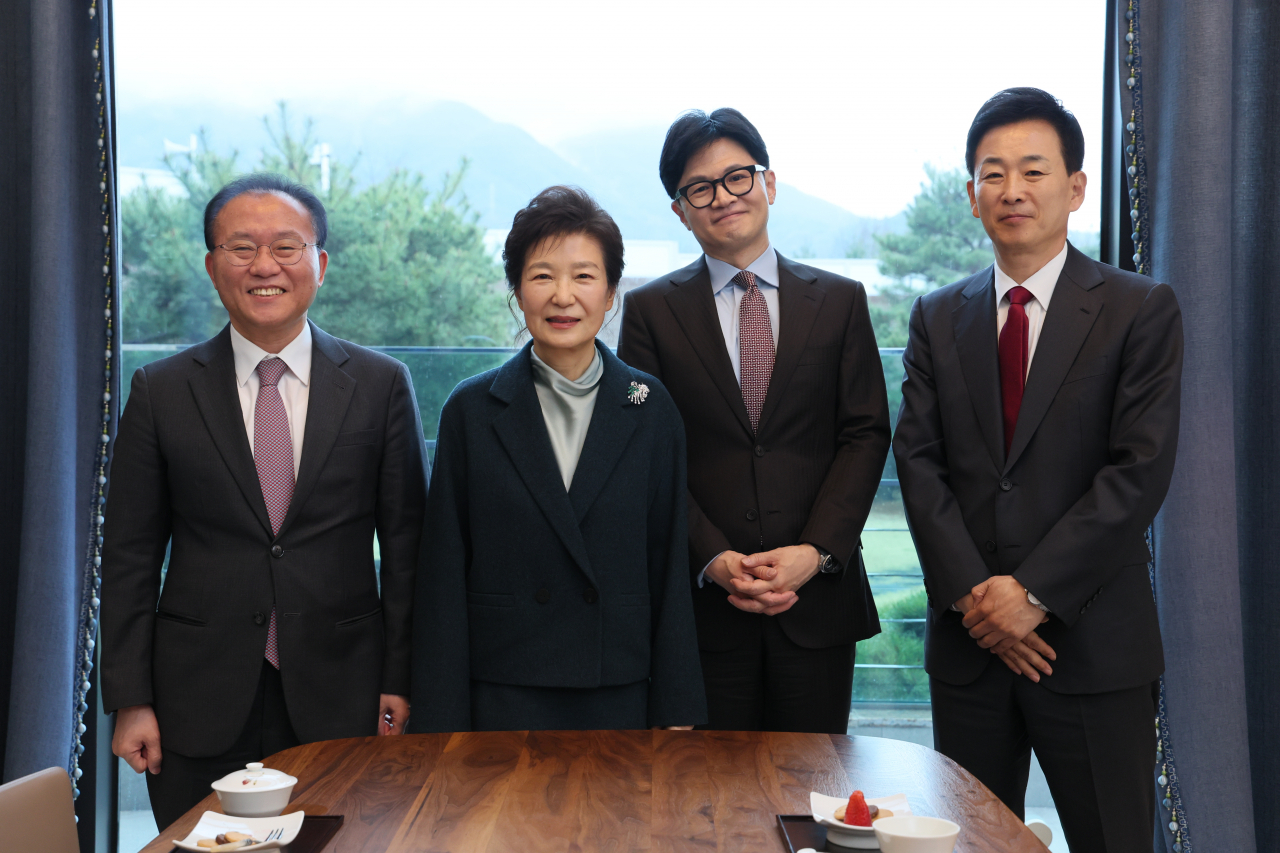 왼쪽부터 윤재옥 국민의힘 원내대표, 박근혜 전 대통령, 한동훈 국민의힘 비상대책위원장과 유영하 대구 달서구갑 국민의힘 후보. [국민의힘 제공]