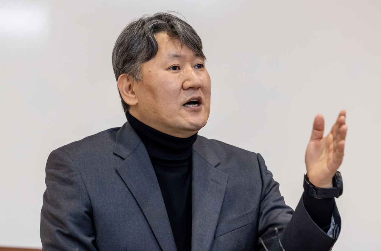 김창수 전국의과대학교수협의회(전의교협) 회장이 지난 25일 서울 서대문구 신촌 세브란스병원에서 기자회견을 하고 있다. [연합]