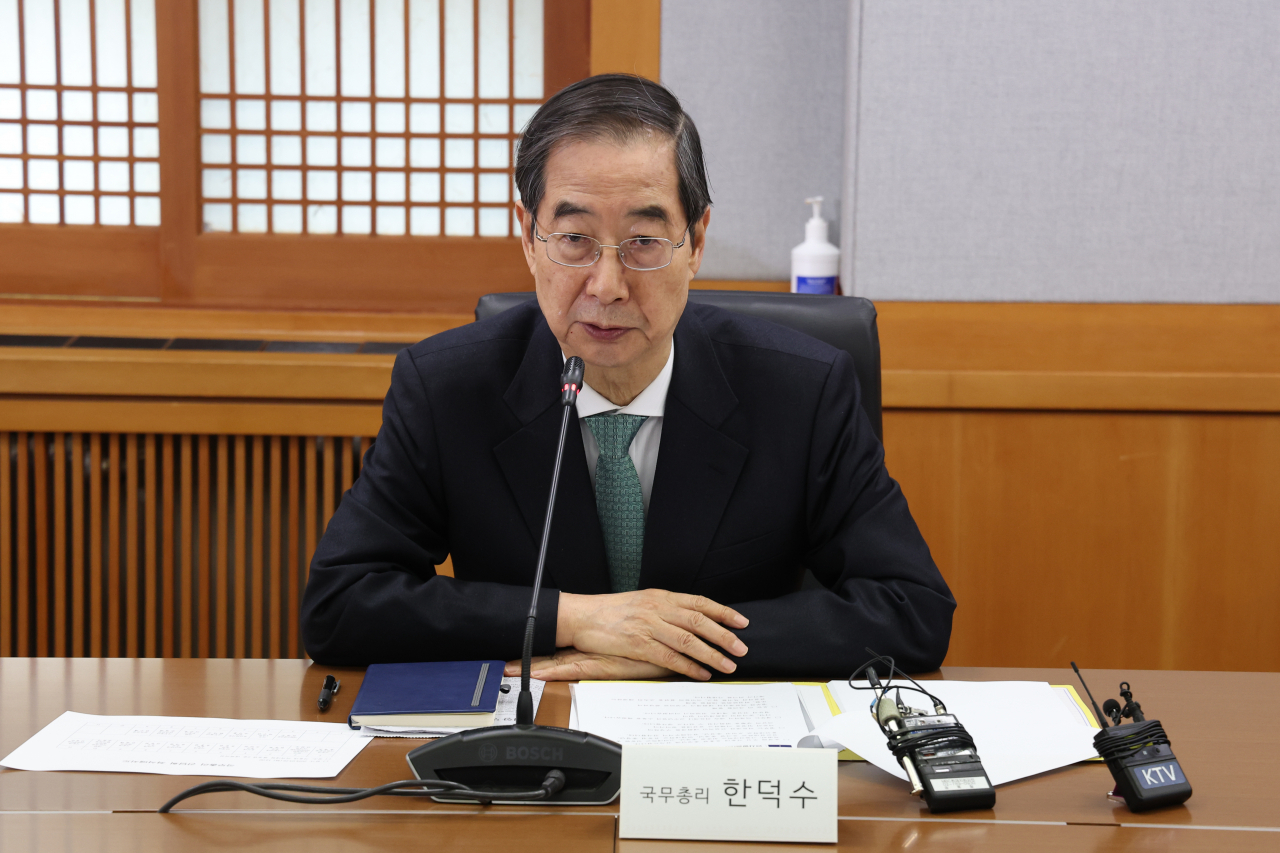 한덕수 국무총리가 26일 오후 서울 종로구 서울대 연건캠퍼스 내 의과대학 대회의실에서 의료계 관계자들과 의료 개혁 현안 논의를 위한 간담회를 하고 있다. [연합]