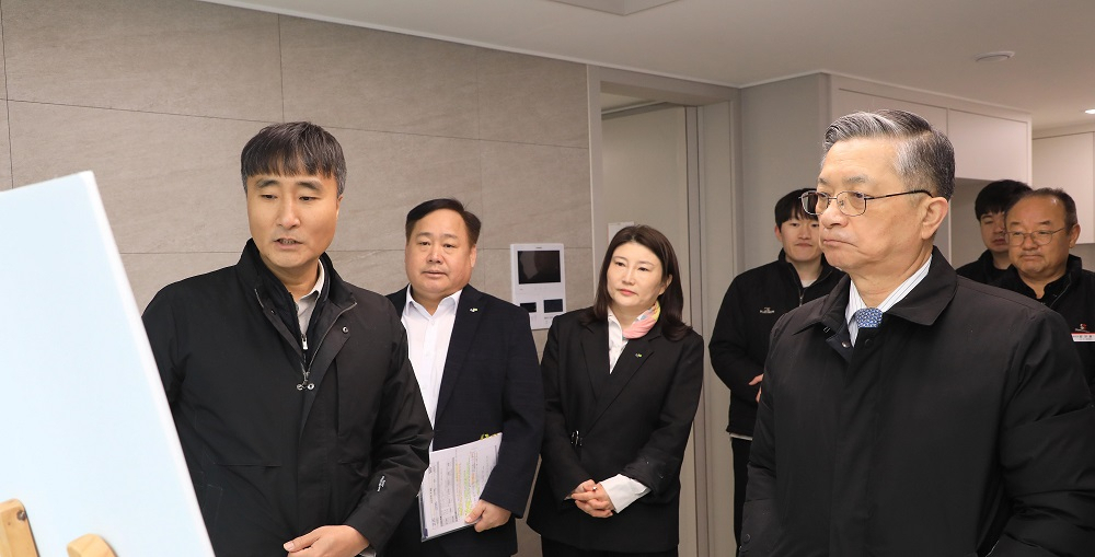 이한준 LH 사장(오른쪽)이 고양장항지구 최초 입주 단지인 LH 신혼희망타운을 방문해 현황을 점검하고 있다. [LH 제공]