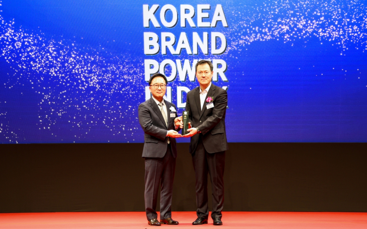 26일 서울 장충동 신라호텔에서 열린 2024년 제26차 한국산업의 브랜드파워(K-BPI) 인증식에서 이상훈 현대엘리베이터 CFO(오른쪽)가 한수희 한국능률협회컨설팅 대표이사로부터 상패를 받고 있다. [현대엘리베이터 제공]