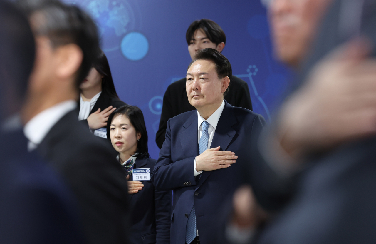 윤석열 대통령이 26일 충북 청주시 청원구 동부창고에서 '첨단바이오의 중심에 서다, 충북'을 주제로 열린 스물네 번째 국민과 함께하는 민생토론회에서 국기에 경례하고 있다. [연합]