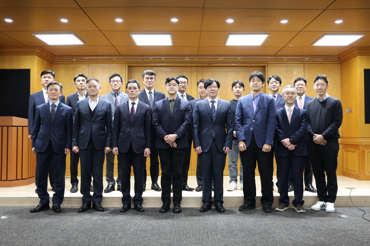 김소영(앞줄 오른쪽 네 번째) 금융위원회 부위원장과 은행권 관계자들이 26일 오후 서울 중구 은행연합회에서 개최한 대출 갈아타기 서비스 관련 참여기관 및 이용자 간담회에서 기념사진을 촬영하고 있다. [금융위원회 제공]
