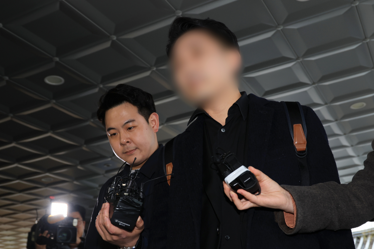 의사·의대생 온라인 커뮤니티 메디스태프 대표 기모 씨가 25일 오후 조사를 받기 위해 서울 종로구 서울경찰청 자하문로별관 사이버수사과로 향하고 있다. [연합]