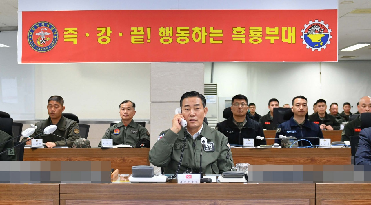 신원식 국방부 장관이 26일 오후 백령도를 방문해 대비태세를 점검하고 천안함 함장과 전화통화하며 NLL 사수를 당부했다. [국방부 제공]
