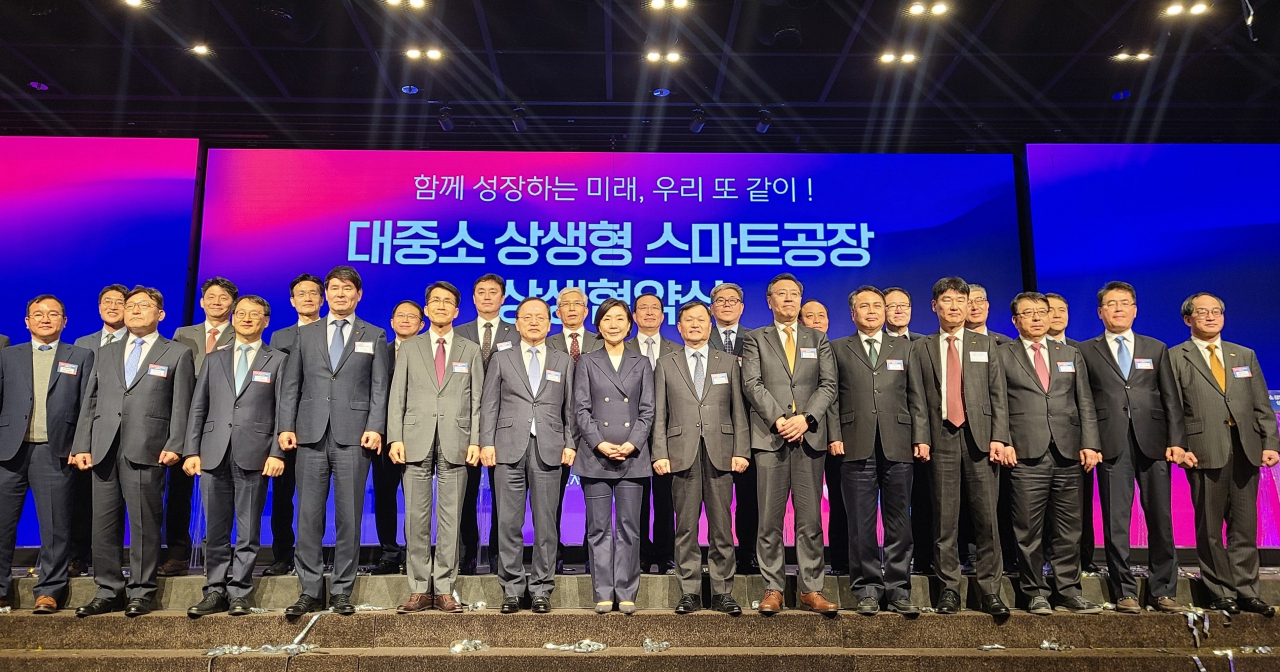 포스코가 26일 서울 여의도 중소기업중앙회에서 중소벤처기업부 및 중소기업중앙회, 대한상공회의소 등과 함께 대·중소 상생형 스마트공장 상생협약을 체결했다. [포스코 제공]