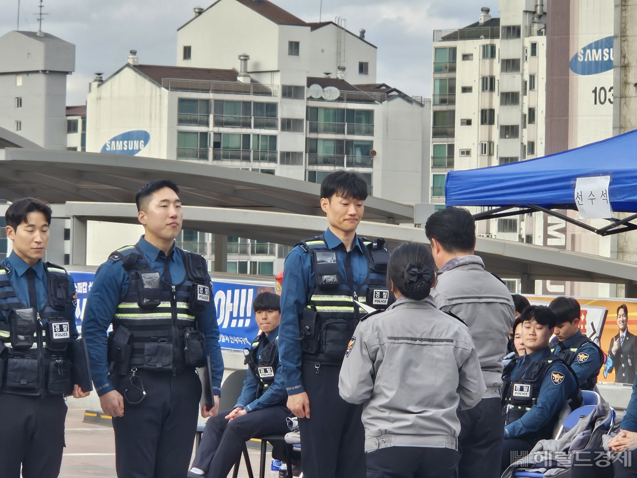 26일 ‘제2회 지역경찰 슈퍼캅 대회’에 참가해 1등을 차지한 당곡지구대 김동현 경사가 최우수상을 수상하고 있다. 이용경 기자