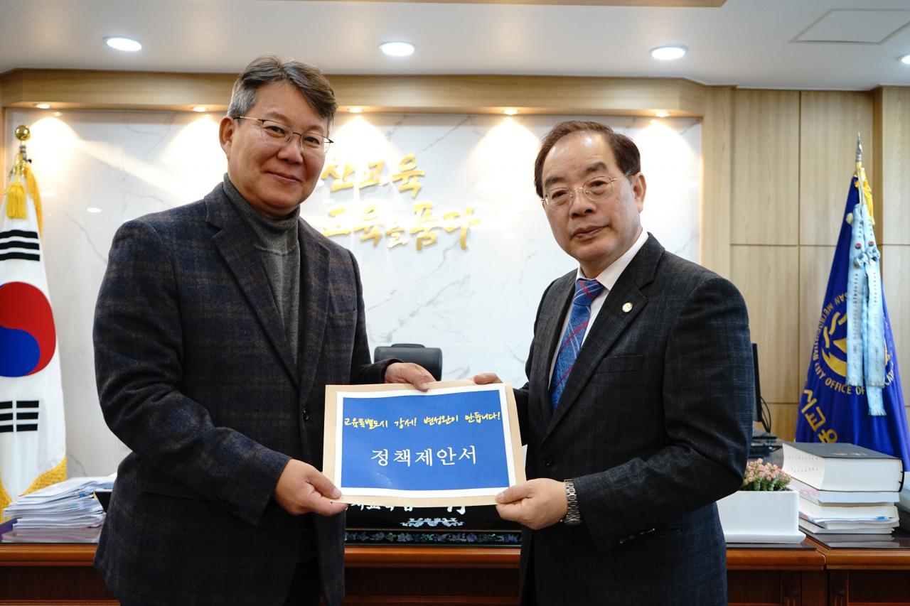 (왼쪽부터)변성완 더불어민주당 부산 강서구 국회의원 후보가 26일 부산시교육청을 방문해 하윤수 부산시교육감에게 ‘교육특별도시 강서를 만드는 4대 분야 10개 정책제안서’를 전달하고 있다. [사진=부산교육청]
