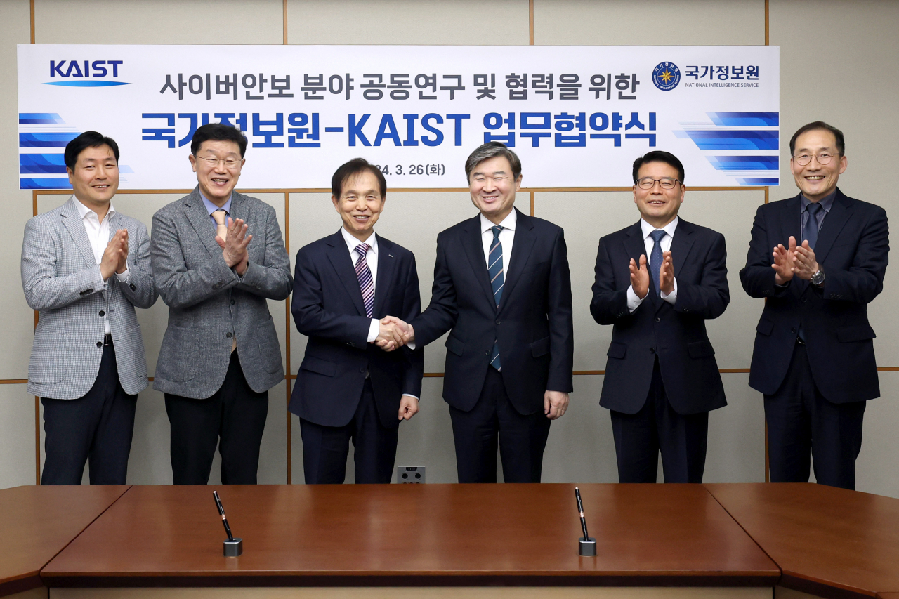 김창익(왼쪽부터) 초대 사이버안보연구소장, 배중면 KAIST 안보융합원장, 이광형 KAIST 총장, 조태용 국정원장, 윤오준 국정원 3차장, 박동철 KAIST 안보융합원 협력기획센터장이 업무협약식 후 기념촬영을 하고 있다.[KAIST 제공]