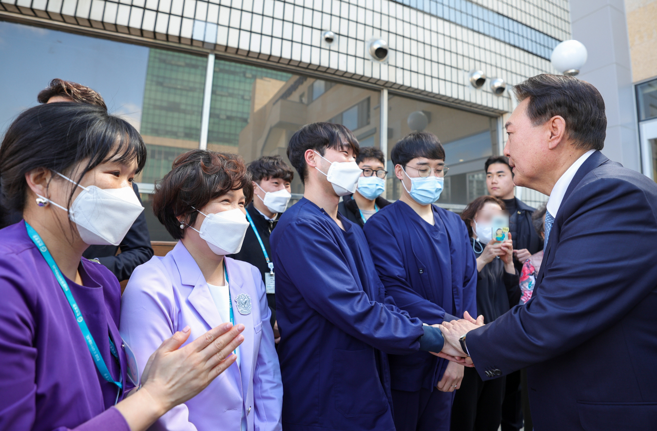 윤석열 대통령이 26일 오후 충북 청주 한국병원 방문을 마친 뒤 떠나며 의료진과 인사하고 있다. [연합]