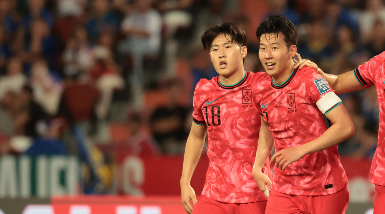 26일 태국 방콕 라자망갈라 스타디움에서 열린 2026 북중미 월드컵 아시아 지역 2차 예선 C조 4차전 한국과 태국의 경기. 후반전 골을 넣은 손흥민이 기뻐하고 있다. [연합]