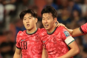 26일 태국 방콕 라자망갈라 스타디움에서 열린 2026 북중미 월드컵 아시아 지역 2차 예선 C조 4차전 한국과 태국의 경기. 후반전 골을 넣은 손흥민이 기뻐하고 있다. [연합]