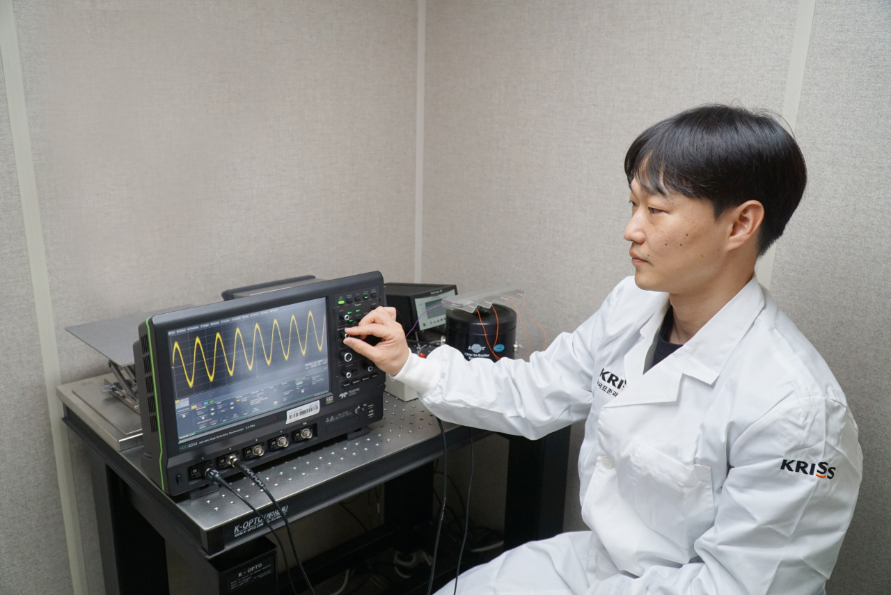 이형진 박사가 메타물질의 진동 증폭 영역에서 압전소자에 의해 생산되는 전력을 분석하고 있다.[KRISS 제공]